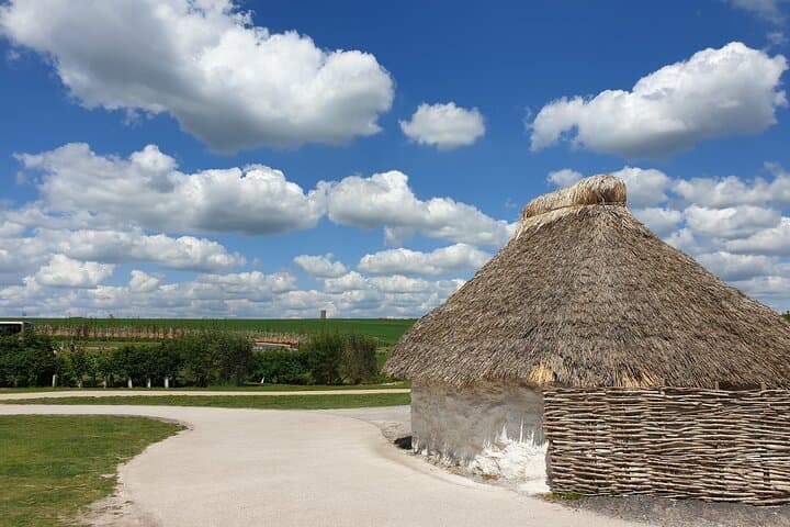 Bath&Beyond: (Full Day)Driver-Guided-Salisbury/Sarum/Stonehenge