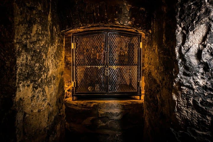 90min Underground Whisky Tasting in Edinburgh's Old Town