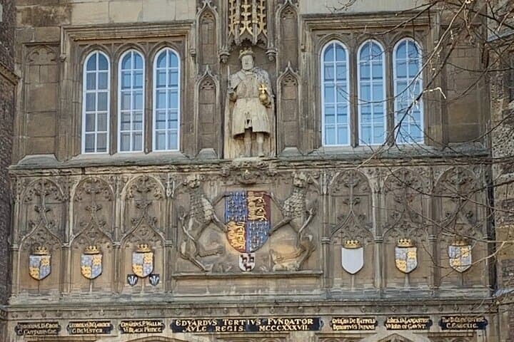 Why is Henry VIII holding a chair leg on Trinity gate?