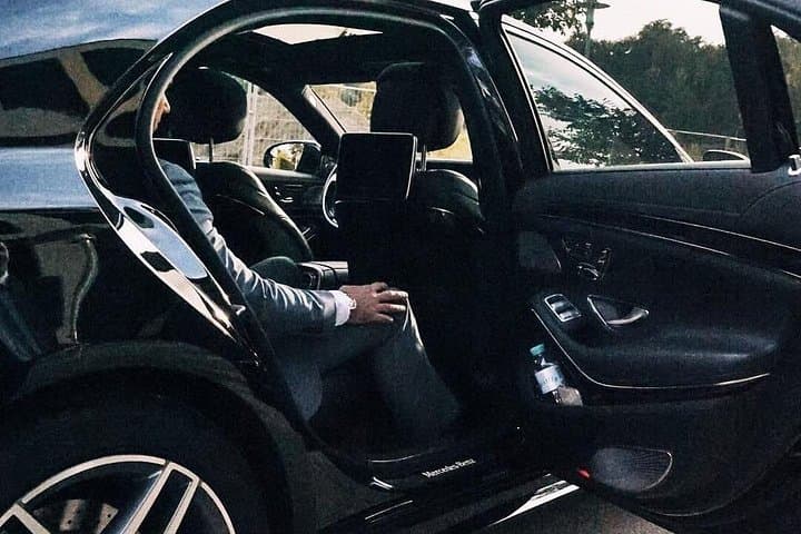 Departure Transfer: London to London Airport LHR by Business Car