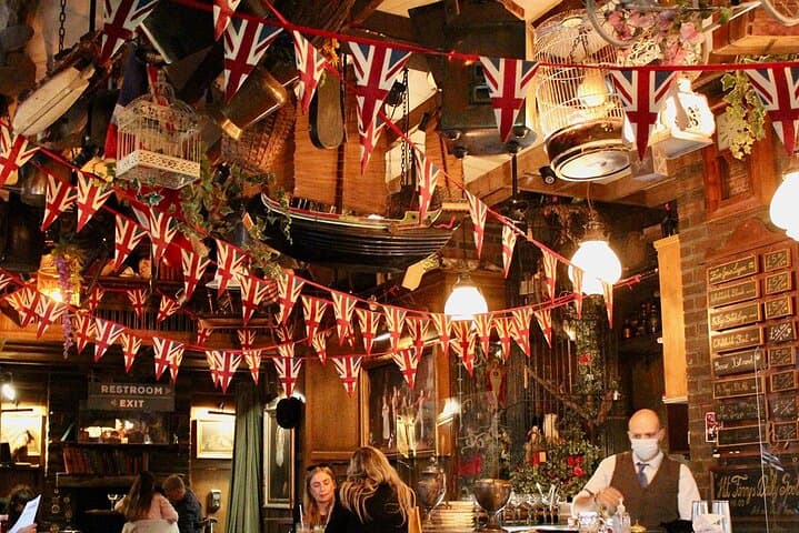 London: History of Gin Guided Tour with Tasting in a Small Group