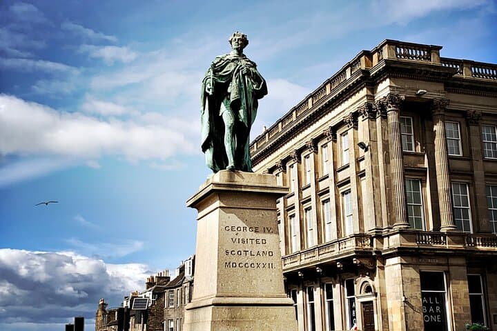 Enchanting Edinburgh: Half-Day Walking Tour with Local City Guide