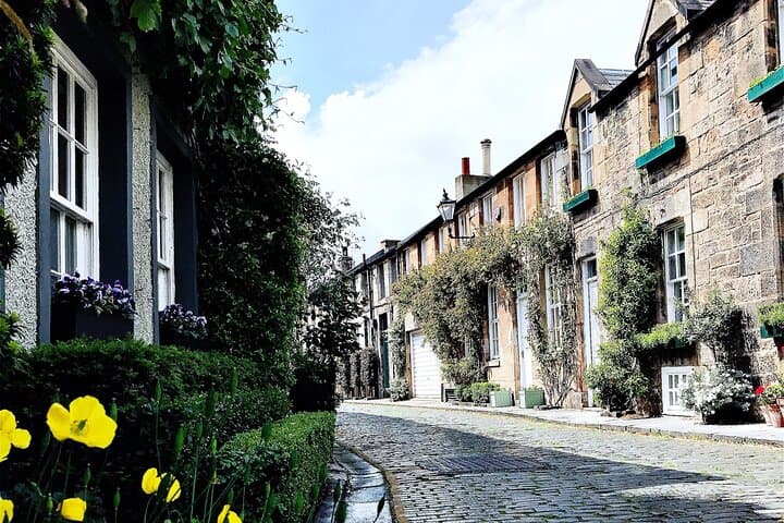 Enchanting Edinburgh: Half-Day Walking Tour with Local City Guide