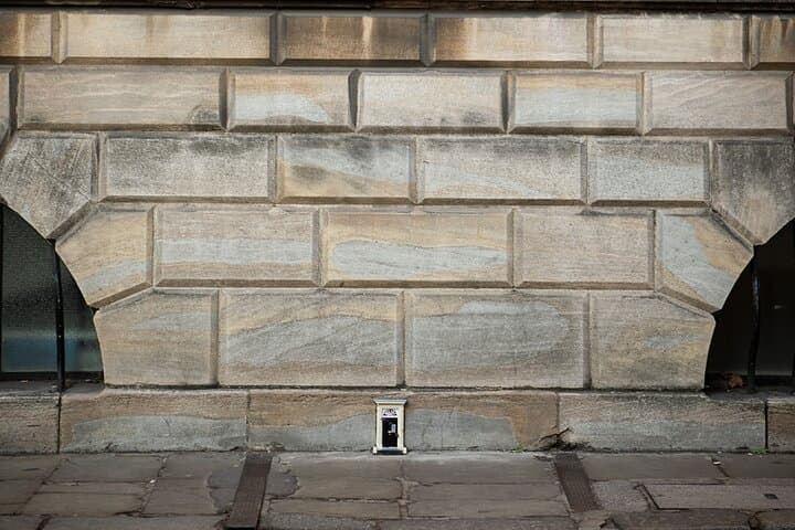 Private Self-Guided Dinky Door Hunt in Cambridge