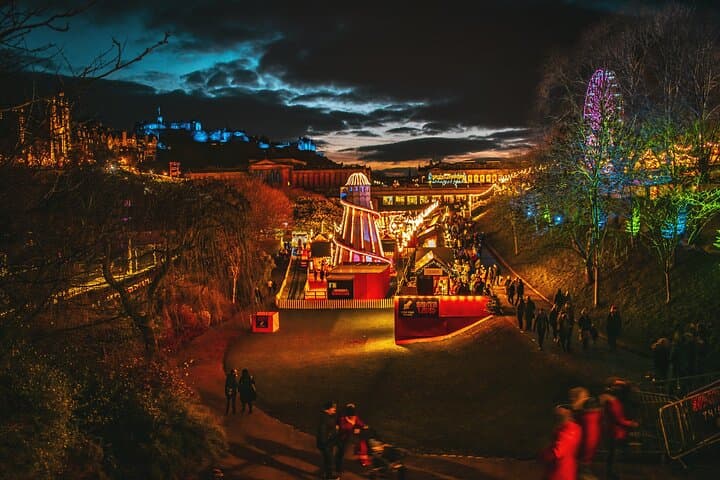 Edinburgh's Christmas Lights and festive Black Taxi Tour