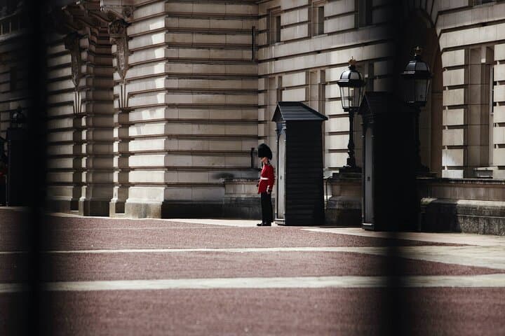 Quees guard © John Cardwell