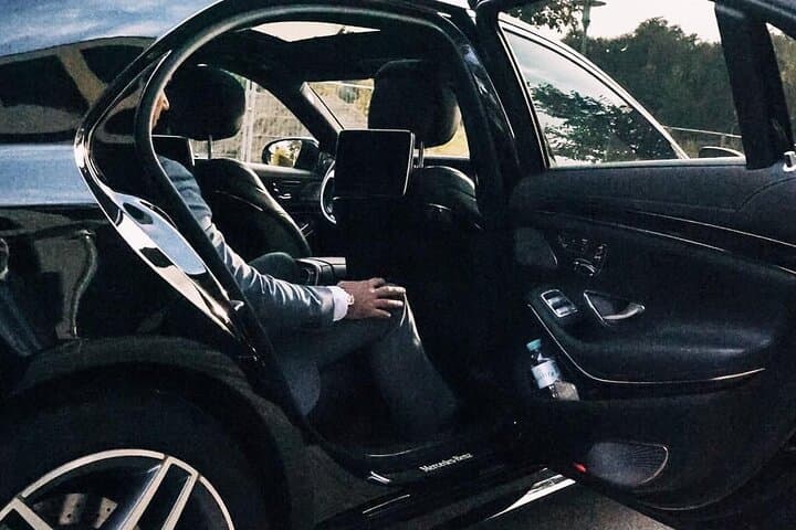 Private Transfer: London to Heathrow Airport LHR by Business Car