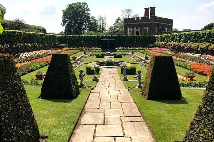 Private Hampton Court Palace Tour With Private Guide and Iconic London Taxi