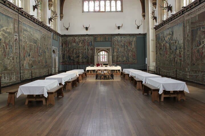 Private Hampton Court Palace Tour With Private Guide and Iconic London Taxi