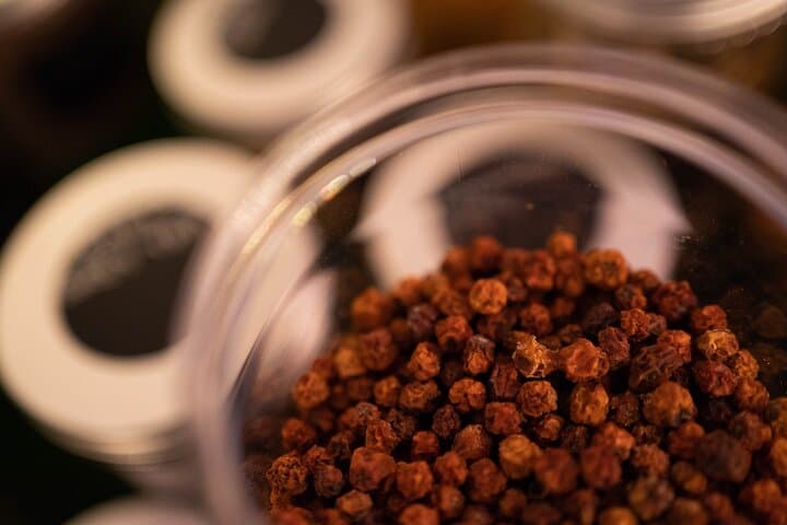 Experience the aromas of gin botanicals