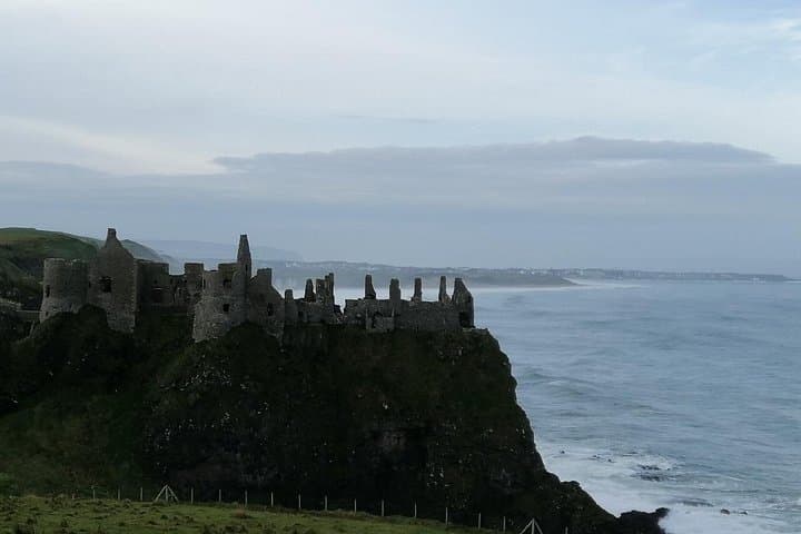 Dunluce Castle a medieval abandoned castle set on the top of a cliff overlooking the Atlantic Ocean on the Causeway Coastal Route we will stop at Dunluce medieval Castle e route to the Giants causeway