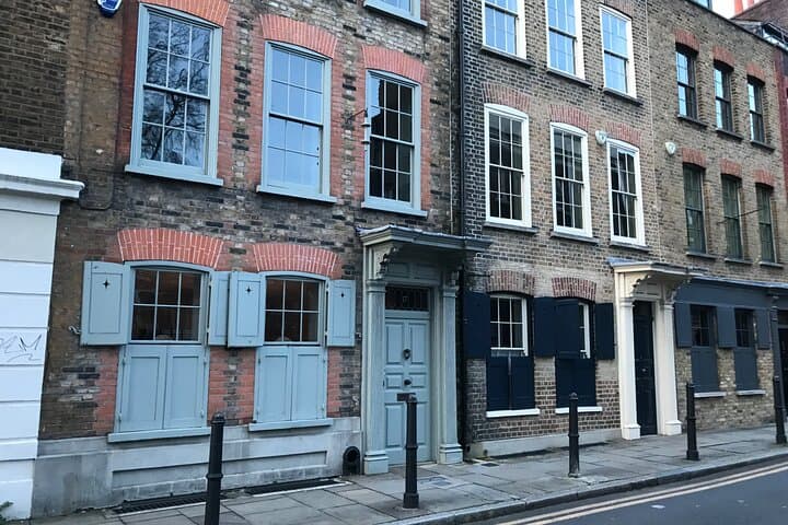 Fournier Street with its beautifully preserved houses dating from the 1720s.