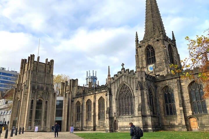 Follow a stunning route passing grand architecture