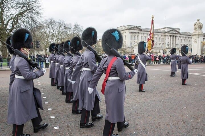 The new guard from the Irish Regiment marching to the Palace
