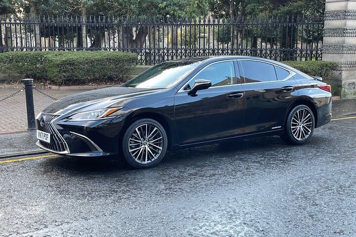 3 Passengers Lexus ES Hybrid