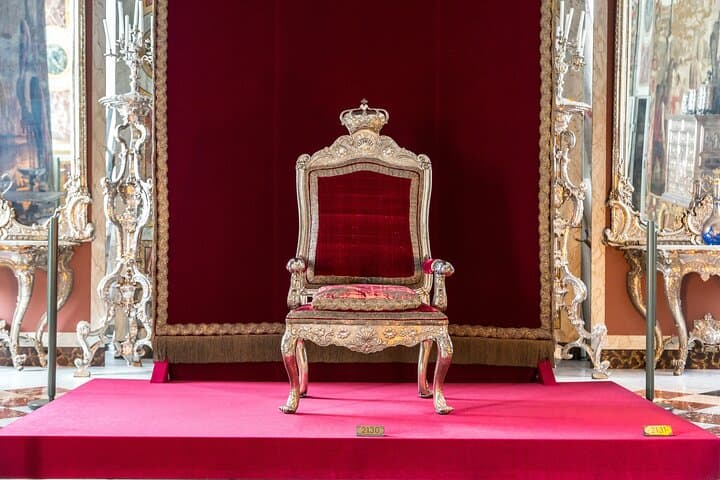 Buckingham Palace Exterior and Royal History Private Tour
