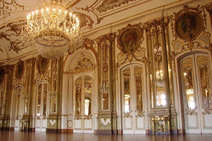Buckingham Palace Exterior and Royal History Private Tour