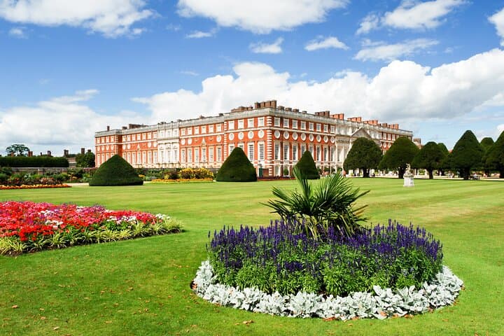 Skip-the-line Hampton Court Palace from London by Car