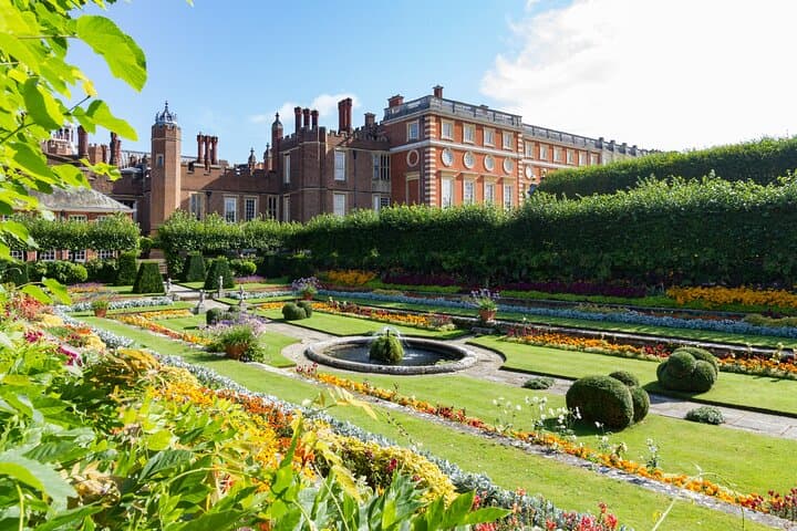 Skip-the-line Hampton Court Palace from London by Car
