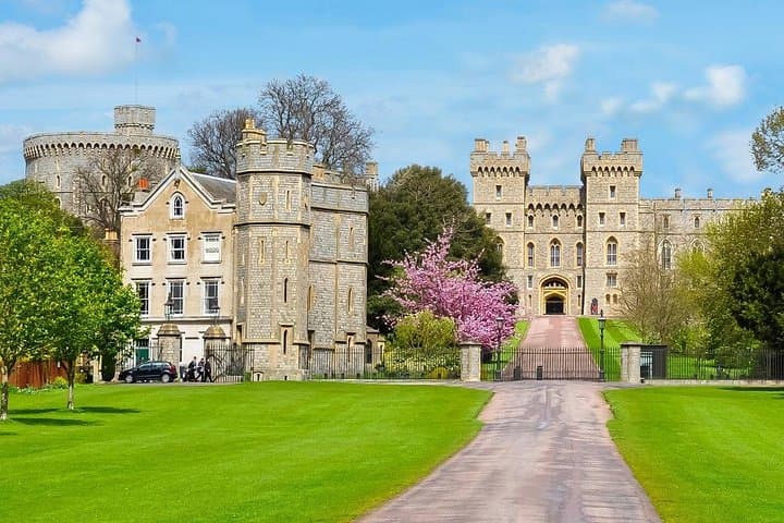 Private Windsor and Hampton Court with Pick Up and Drop Off