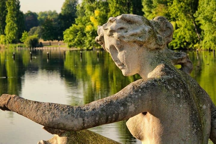Private walking tour of Kensington with an official tour guide