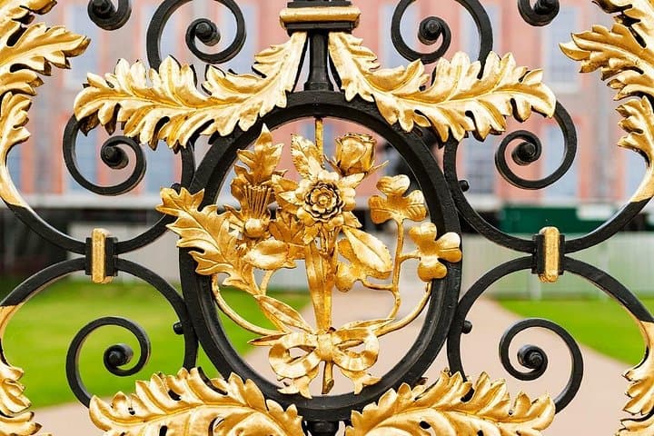 Private walking tour of Kensington with an official tour guide