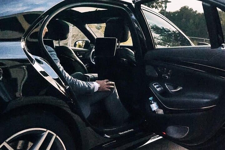 Arrival Transfer: London Airport LHR to London by Business Car