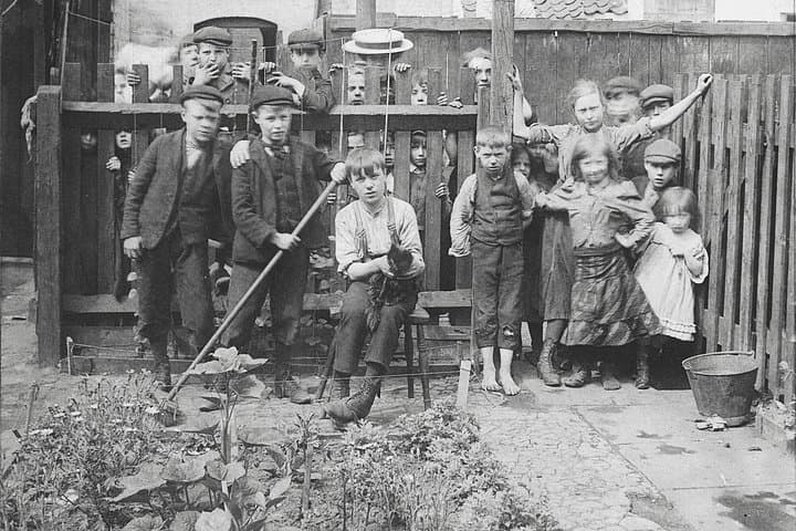 Spitalfields Nippers, c.1900, by Horace Warner
