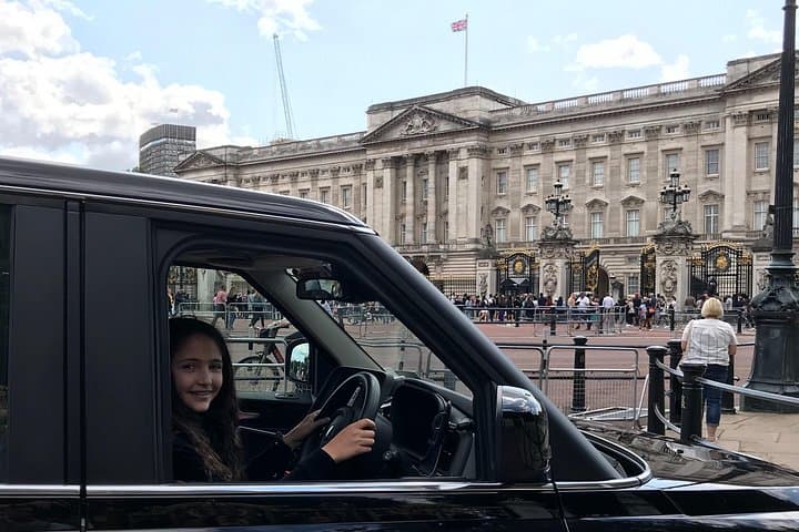 Get real close to Buckingham Palace … and pretend to be a London Cabbie!