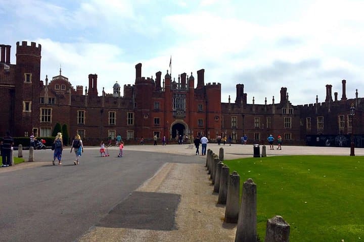 Private Tour: Hampton Court Palace Day Trip from London