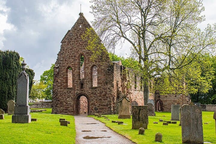 Full-Day Private Tour to Urquhart Castle Loch Ness and Inverness