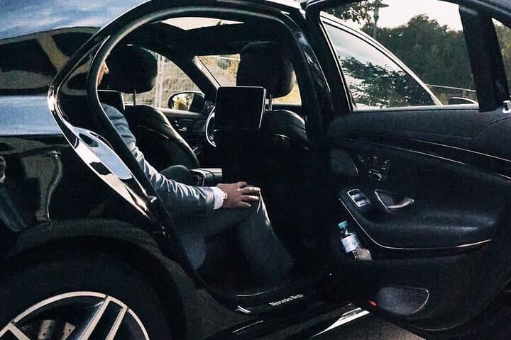 Arrival Transfer: Gatwick Airport LGW to London by Business Car