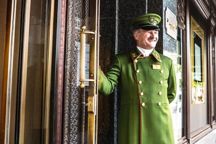 Private Buckingham Palace Royal Walk & Champagne at Harrods