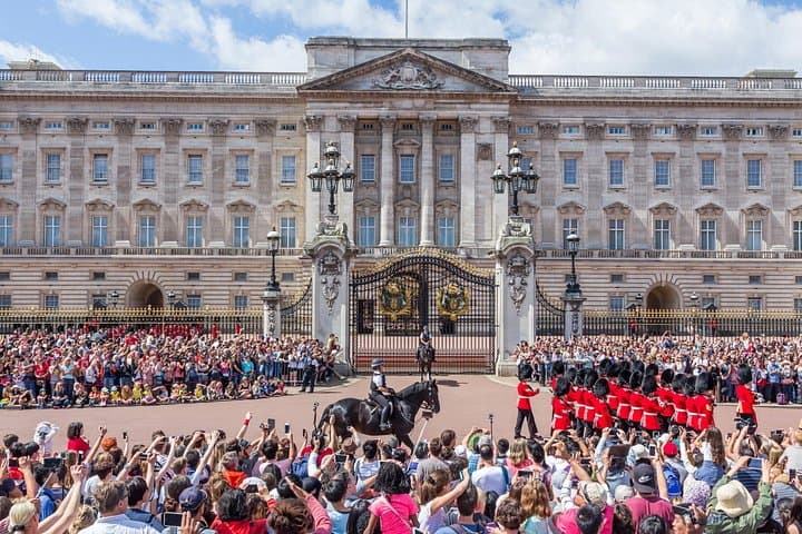 Buckingham Palace Entrance Ticket & Changing of the Guard Tour