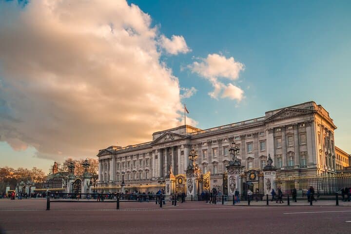 Explore London with your Family - Walking Tour