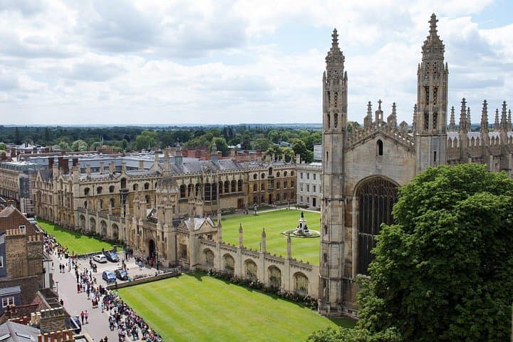 Private Family Heritage Walking Tour in Cambridge