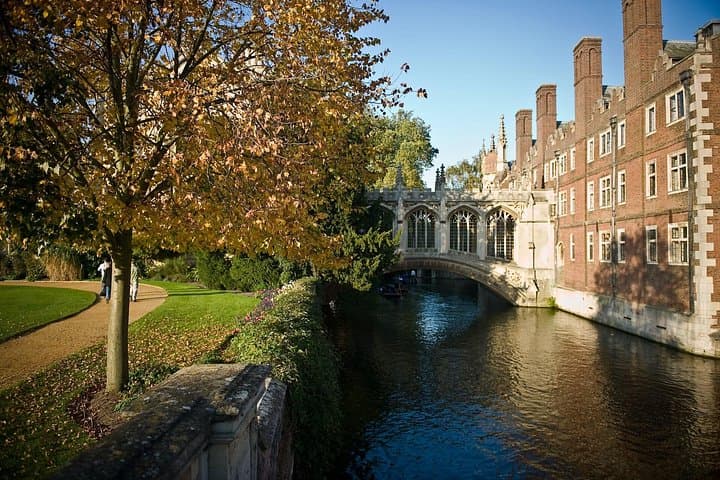 Private Family Heritage Walking Tour in Cambridge