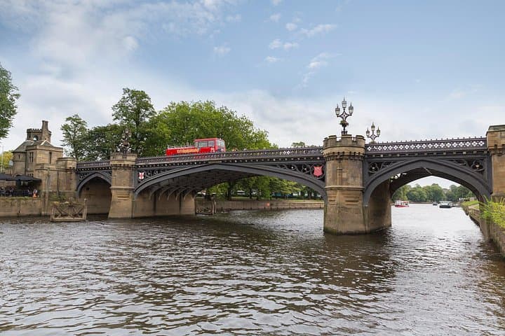 York by Rail Overnight Tour from London with hop-on hop-off bus