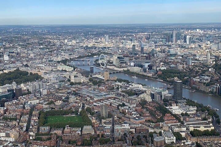 35 minute London Sightseeing Flight for 2 with Champagne