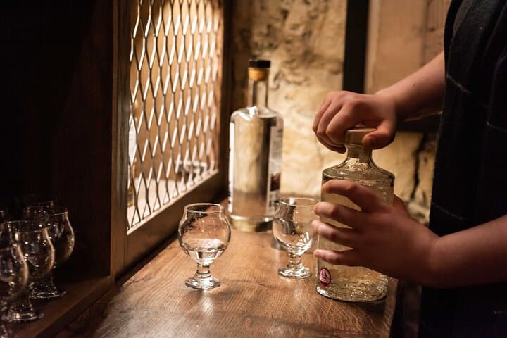 Evolution of Gin and Underground Gin Tasting in Edinburgh | 1hr