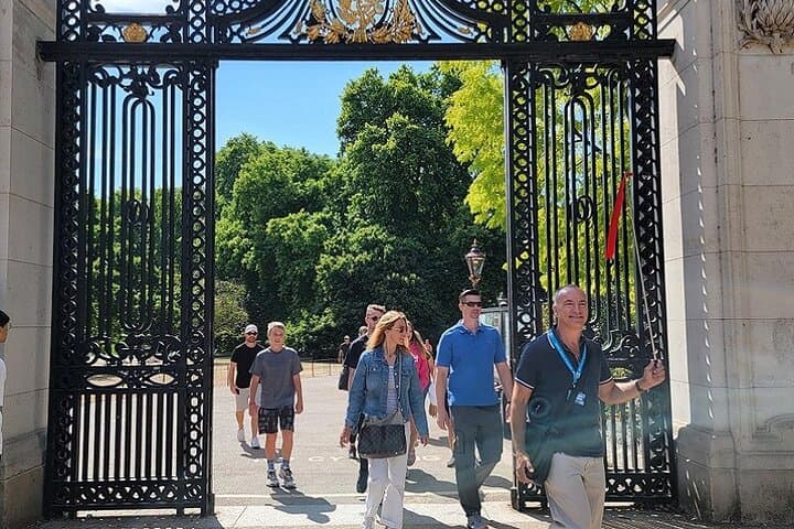 Pass Through Royal Gates - Feel like a royal as your guide leads you from the park to the Mall where the monarchy has traveled ceremoniously for centuries