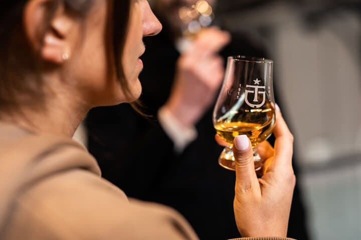 Giant's Causeway and Whisky Distillery tasting tour from Belfast