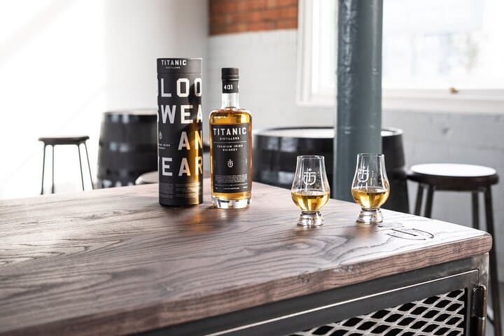 Giant's Causeway and Whisky Distillery tasting tour from Belfast