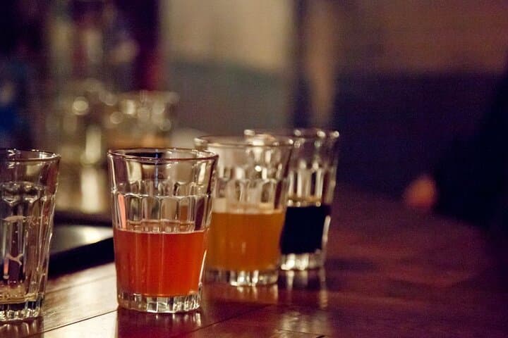 Edinburgh: Pubs & History Walking Tour with Beer Tasting