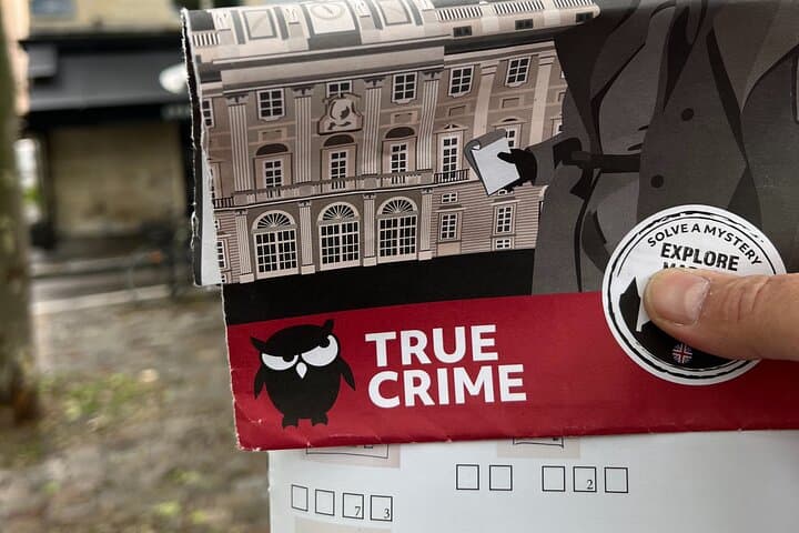 London Self-Guided Murder Mystery Tour by Buckingham Palace