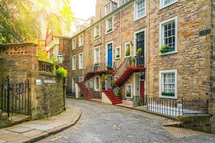 Private Historic Walking Tour in Edinburgh Castle