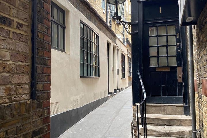 Covent Garden Self-Guided City Walking Tour & Scavenger Hunt