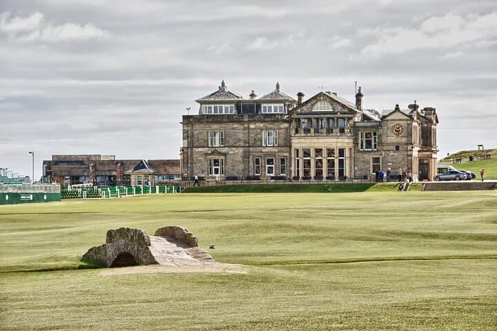 Private Romantic Walking Tour in Historic St. Andrews