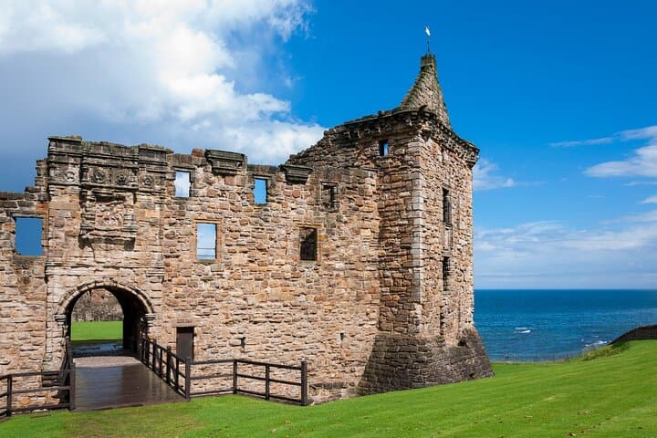 Private Christmas Walking Tour in Historic St. Andrews