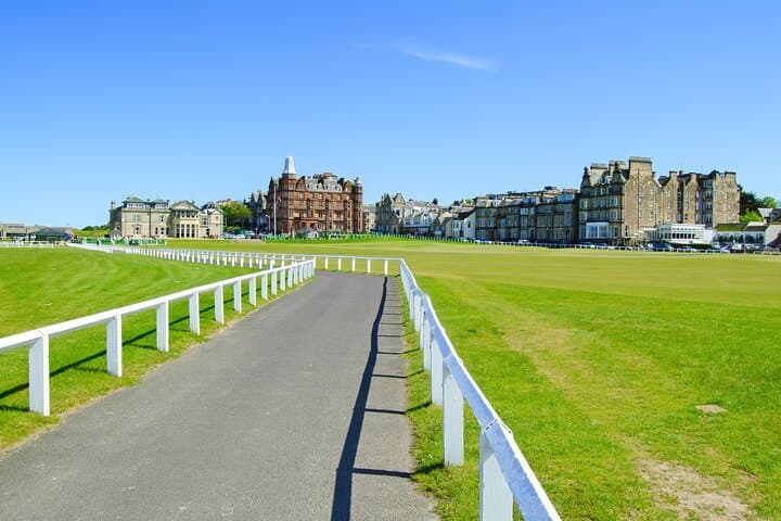 Private Christmas Walking Tour in Historic St. Andrews
